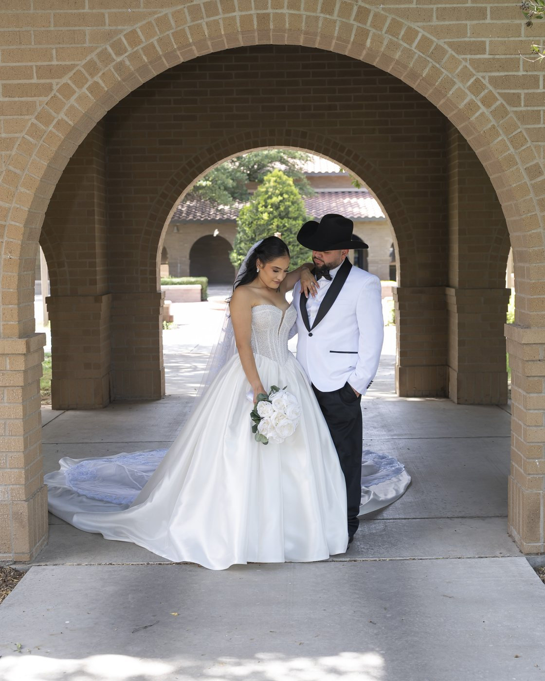 Recién casados bajo los arcos